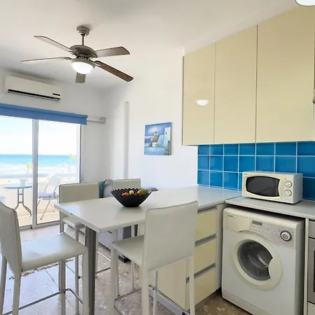 Kolonaki Seaview 1bdr Finikoudes Larnaca