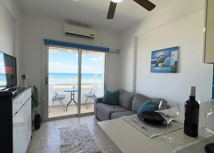 Kolonaki Seaview 1bdr Finikoudes * ラルナカ