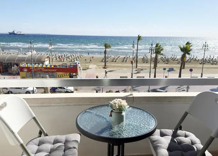 Kolonaki Seaview 1bdr Finikoudes ラルナカ