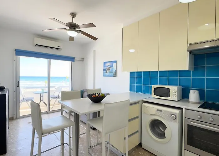 Kolonaki Seaview 1bdr Finikoudes 라르나카