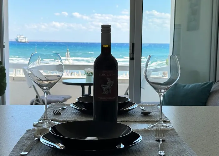 아파트 Kolonaki Seaview 1bdr Finikoudes